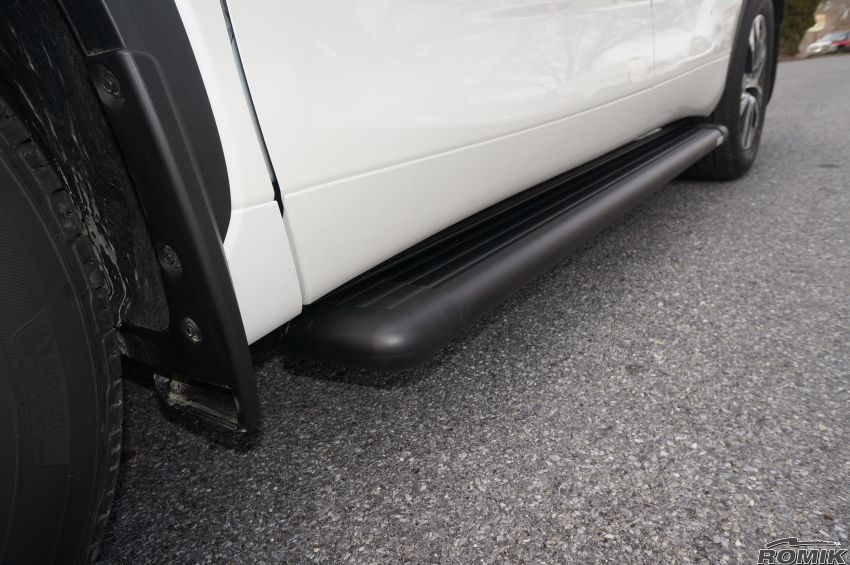 Romik® Running Boards: 2020-Up Toyota Highlander (RB2-B Black Style)